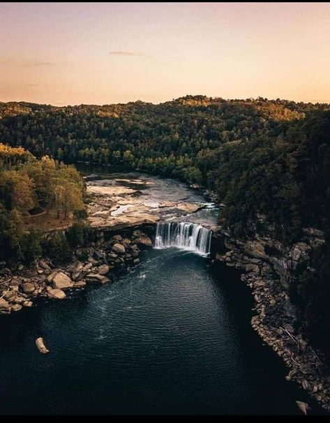 National Geographic Photography | Cumberland falls in Kentucky | Facebook Cumberland Falls Kentucky, Kentucky Tourism, National Geographic Photography, Cumberland Falls, Louisiana Swamp, Kentucky Travel, Everglades Florida, Animals Photos, My Old Kentucky Home