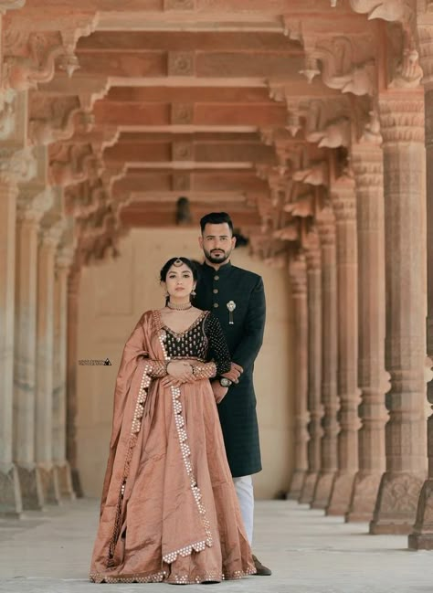 Pre Wedding Photoshoot India, Engagement Portraits Poses, Wedding Matching Outfits, Pre Wedding Photoshoot Props, Indian Wedding Poses, Pre Wedding Photoshoot Outfit, Pre Wedding Videos, Romantic Couple Poses, Engagement Photography Poses