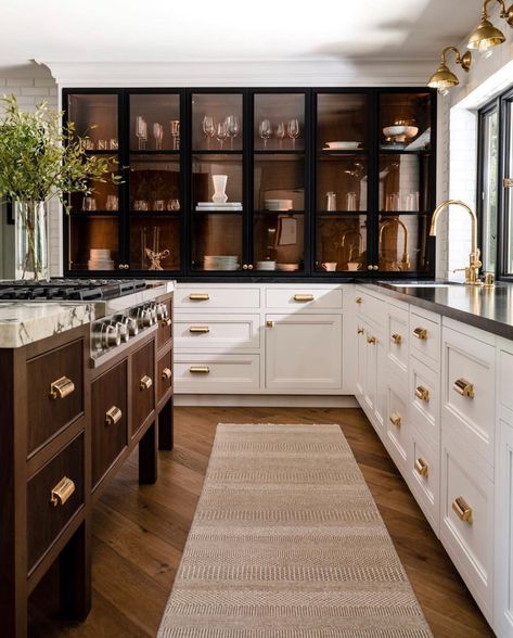 2021 Kitchen Trends You Don't Want to Miss - Stoll Industries English Home Decor Modern, 2021 Kitchen Trends, Ideas Decoracion Salon, Cabinet Trends, Kitchen Refresh, Kitchen Display, Classic Kitchen, Cabinetry Design, Wall Designs