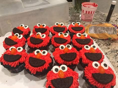 Elmo Cupcakes Diy Elmo Cupcakes, Elmo Birthday Party Treats, Easy Elmo Cake, Elmo Cupcake Cake, Elmo Desserts, Sesame Street Birthday Party Ideas Food, Elmo Birthday Cake, Elmo Cupcakes, Sesame Street Cupcakes