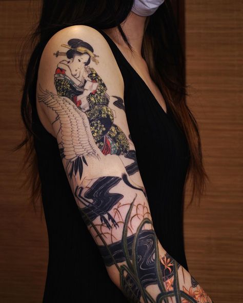 5,544 Me gusta, 5 comentarios - CHEON (@moon.cheon) en Instagram: "Freehand  Full sleeve on @gil_m_i  At @kodzunak" Ukiyoe Tattoo, Chinese Moon Moth Tattoo, Geisha Skeleton Tattoo, Kimono Tattoo Japanese Geisha, Kimono Dragon Tattoo, Tato Irezumi, Tato Geisha, Geisha Girl Tattoo, Japanese Tattoo Women