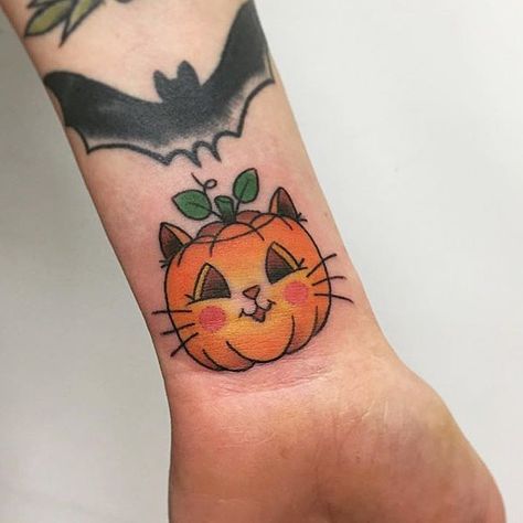 Black Cat Tattoo, Kitty Pumpkin, Creepy Kawaii, Lettering Tattoos, Tattoo Halloween, Cat Tattoo Simple, Pumpkin Tattoo, Autumn Tattoo, Letter Designs