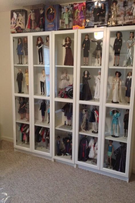 Doll display idea Dyi Doll House, Diy Storage Sofa, Collectors Room Ideas, Barbie Doll Case, Doll Storage, Doll Museum, Glass Dolls, Barbie Room, Doll Case