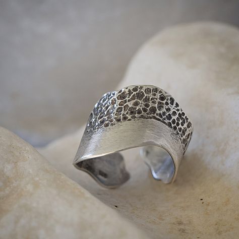 Handmade hammered and oxidized silver ring, that follows a wave outline. Adjustable Wave Outline, Silver Hammered Ring, Hammered Gold Ring, Hammered Silver Jewelry, Oxidized Silver Rings, Collection Ideas, Hammered Silver Ring, Carved Ring, Wide Band Ring