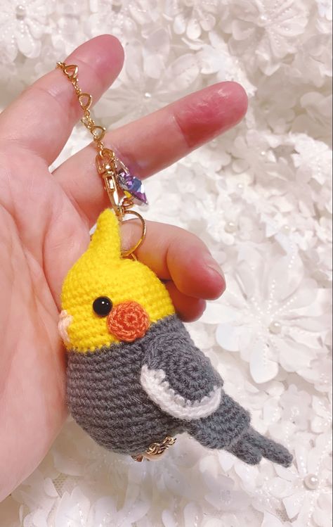 Bird Keychain, Crochet Parrot, Crochet Bird Patterns, Easy Crochet Animals, Crochet Cat Pattern, Crochet Birds, Crochet Keychain Pattern, Kawaii Crochet, Crochet Amigurumi Free