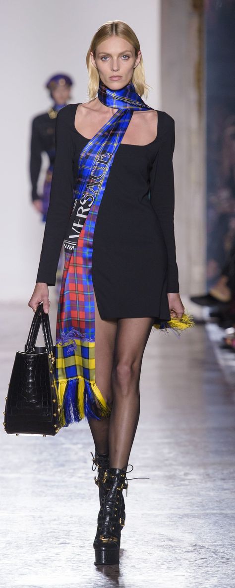 Versace  FW 2018/19 - Pret a porter Runway Inspiration, High Fashion Trends, 2018 Runway, Versace Style, Liz Taylor, Fall Fashion Trends Women, Versace Fashion, Project Runway, How To Wear Scarves