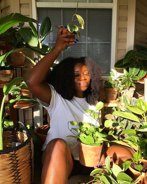 Plants. 🌱 my happy place. My jam. My cup of tea. My peace. I spend a lot of my time learning, experimenting, and studying plants just so I… Fresh Girl Aesthetic, Healthy Black Woman, Black Women Self Care, Black It Girl, Blackgirl Aesthetics, Plant Mom Aesthetic, Tattoo Plant, Black Hippy, Hippie Grunge