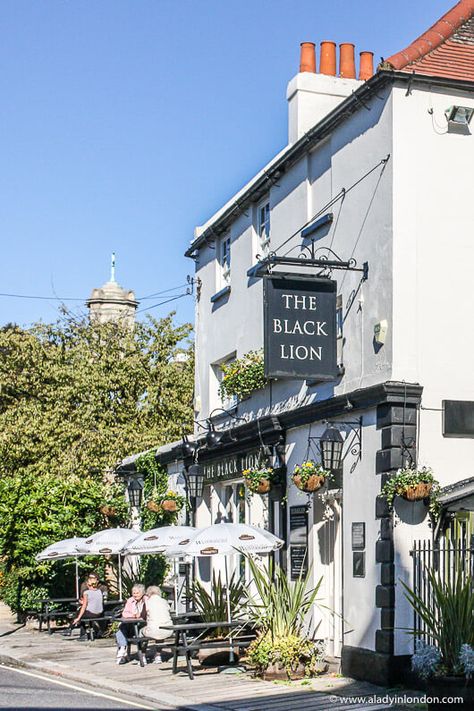 The Black Lion pub in Hammersmith, London is great. This guide to Thames Path walks in Hammersmith and Chiswick will show you some of the best places on the Thames Path in London. #thames #london #thamespath #walks #pub England Cotswolds, British Isles Travel, Hammersmith London, London Walks, Pubs In London, Historic London, Thames Path, Airbnb Ideas, Pub Interior