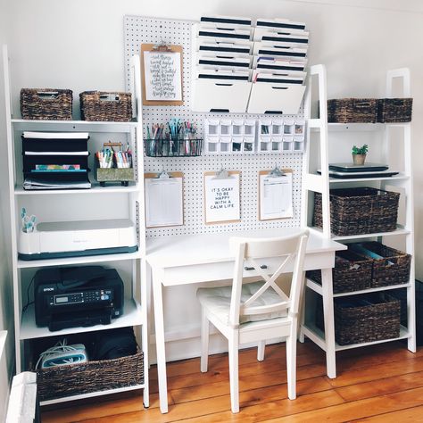 Vertical Office Organization, Tiny Office Organization Ideas, Tiny Office Organization, Tiny Desk Organization, Office Organization At Home, Simple Room Organization, Home Office Pegboard, Office Pegboard, Desk Organization College