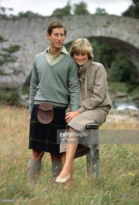 August 19, 1981: Prince Charles And Princess Diana Holding Hands And Smiling As They Pose During A Honeymoon Photocall By The River Dee. The Princess Is Wearing A Tweed Suit Designed By Bill Pashley With A Pair Of Cream Shoes From The Chelsea Cobbler. Prince Charles Wedding, Prinz George, Princess Diana Rare, Prince Charles And Diana, Prinz Charles, Image Couple, 19 August, Princess Diana Fashion, Princess Diana Photos