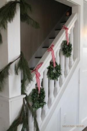 8 Alternatives to Christmas Garland on the Stairs: Wreaths on the Banister Christmas Banister, Christmas Stairs Decorations, Christmas Staircase Decor, Christmas Stairs, Christmas Staircase, Simple Christmas Decor, Noel Christmas, Christmas Wreaths Diy, Decoration Christmas