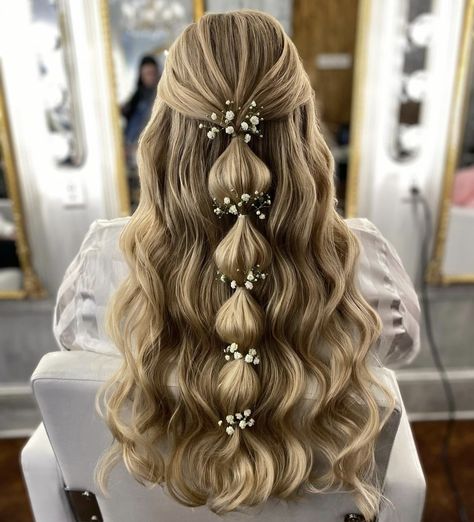 Medium Length Hoco Hairstyles 2023, Hair Ideas With Accessories, Down Hairstyles For Long Hair Prom, Beachy Bridesmaid Hairstyles, Prom Hairstyles Pearls In Hair, Snowball Dance Hairstyles, Teenage Wedding Hairstyles, Prom Hair Styles 2024, Hairstyles For Jr Bridesmaids