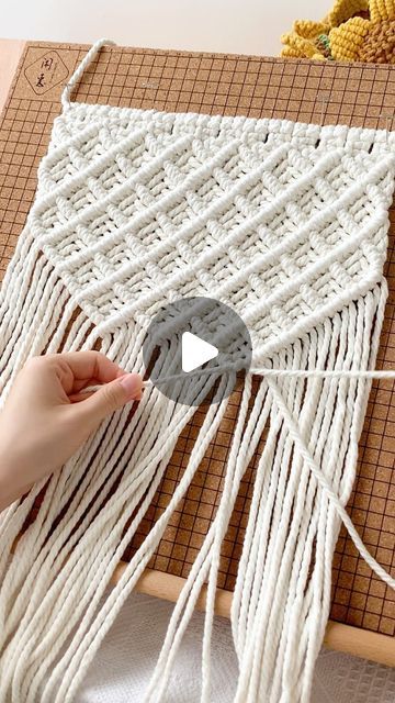 5,832 likes, 35 comments - sheweave.macrame a May 27, 2022: "拥有一种兴趣爱好的人生更为安逸
#macrameart #macramewallhanging #macramelove #macrame studio #macramestoragebag #macramelovers #macramelove #macrame_community #macramecomunity #macramemakers #macramemovements #macrametutorial #macrameartist #macramemakers #macramemakers #macramebackdrop #macramedesign #macrameworkshop #macramecommunity #macramesupply #macramemakesit #macrameschool #punchneedle". Macra Weave, Simpul Makrame, Macrame Patterns, Macrame, Weaving, Sewing, Crochet, Pattern