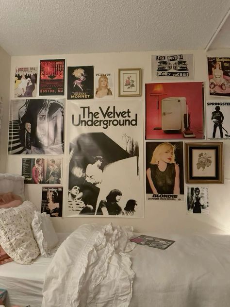 Poster On Bedroom Wall, Poster On Wall Aesthetic, Dorm Room Ideas Posters, Large Posters On Wall Bedroom, Poster Inspo Bedroom, Room Poster Wall Ideas, Wall Of Pictures Bedroom, Dorm Picture Wall Ideas, Prints For Walls Aesthetic Vintage