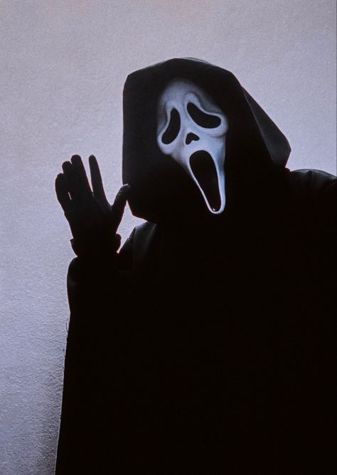 Scream Icons Aesthetic, Scream Pics, Ghostface Cosplay, Ghostface Aesthetic, Ghost Face Wallpaper Aesthetic, Scream Characters, Horror Movie Tattoos, Helloween Wallpaper, Grunge Posters