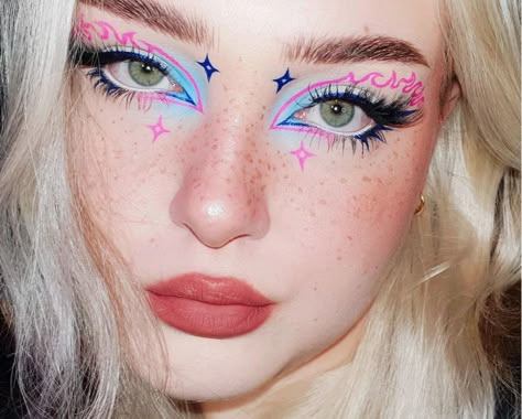 Graphic Liner Inspo by @meyloetta on instagram Eye Makeup Graphic Liner, Colorful Graphic Liner, Graphic Liner Ideas, Trans Makeup, Graphic Liner Looks, Graphic Liners, Graphic Liner Makeup, Uv Makeup, Circus Makeup