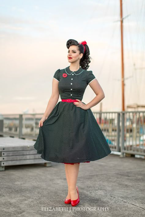 Miss Victory Violet - beautiful 50s Hair, Mode Rockabilly, Miss Victory Violet, Victory Violet, Vintage Outfits 50s, Rockabilly Girls, 50s Women, Vintage Outfits 90s, Rockabilly Girl