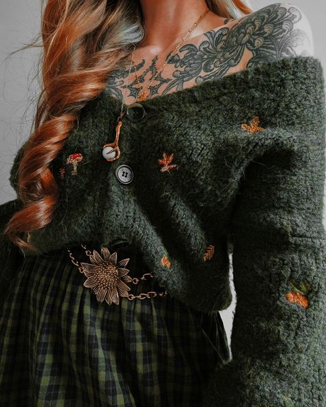 Green Academia Aesthetic Outfit, Green Witch Outfit, Pirate Witch, Modern Witch Outfit, Autumn Academia, Witch Aesthetic Fashion, Witch Aesthetic Outfit, Green Cardigan Outfit, Simple Cardigan