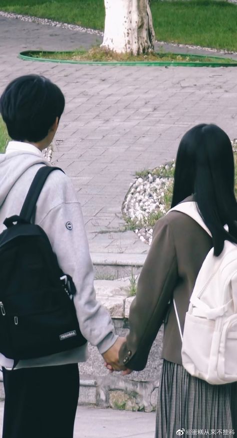 Holding Hands Aesthetic Couple Blurry, Zhang Miao Yi, Couple Holding Hands, Cute Couple Dp, Cute Romance, Hand Photo, Ideal Boyfriend, Best Dramas, Hidden Love