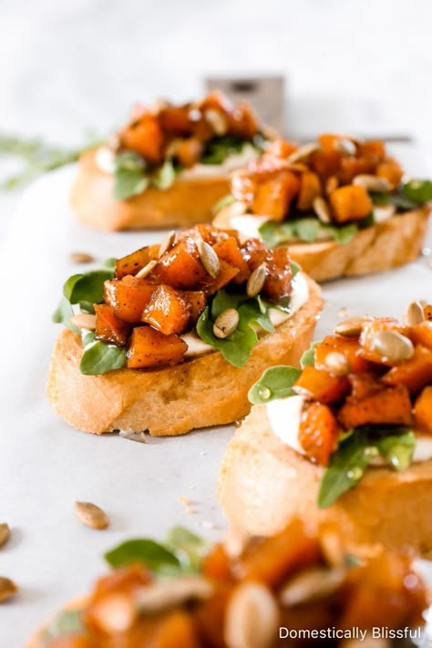 Fall Bruschetta Recipe, Thanksgiving Appetizers Crustini, Butternut Squash Crostini, Fall Bruschetta Appetizers, Thanksgiving Appetizers Goat Cheese, Fall Bruchetta Appetizers, Butternut Squash Bruschetta, Butternut Appetizer, Fall Savory Appetizers