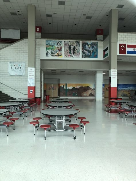 High School Musical Cafeteria, High School In The 2000s, High School 2000s Aesthetic, 2010 High School Aesthetic, High School 2000s, Early 2000s High School, 2000s School Aesthetic, 2000s High School Aesthetic, 1990s High School