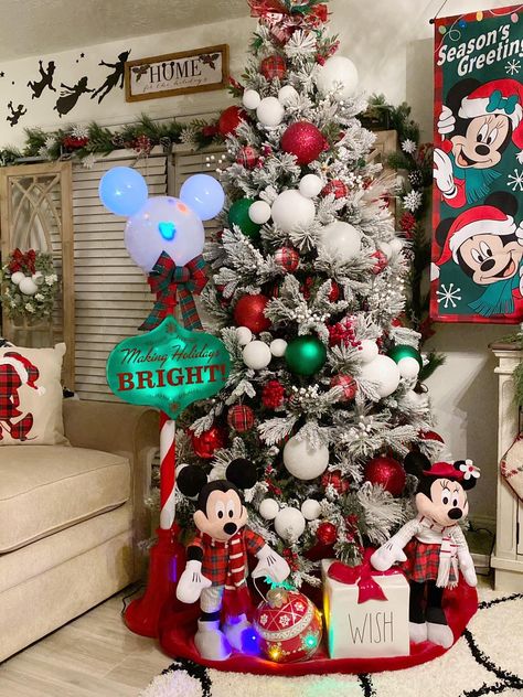 Christmas Disney Tree, Disney Ornament Christmas Tree, Mickey Mouse Xmas Tree, Christmas Tree Disney Theme, Disney Trees Christmas Ideas, Disney Xmas Decorations, Mickey Christmas Decor, Christmas Decor Ideas Disney, Christmas Tree Mickey Mouse