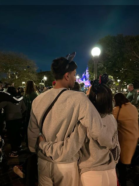 Disneyland Couples Outfits, Disneyland Couples Pictures, Disneyland Couple, Disneyland Outfit Winter, Disney Poses, Disneyland Photos, Disney Photo Ideas, Instagram Couples, This Kind Of Love