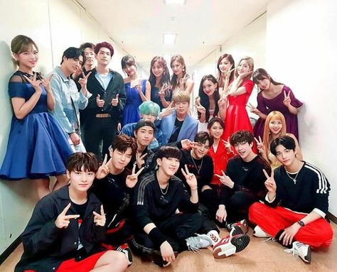 JYP Nation, (Minus Got7) took a picture together! Skz 2019 Ot8, Jyp Artists, Jyp Nation, Stray Kids Minho, Entertainment Logo, Jyp Entertainment, Stary Kids, Stray Kids Seungmin, Kid Memes