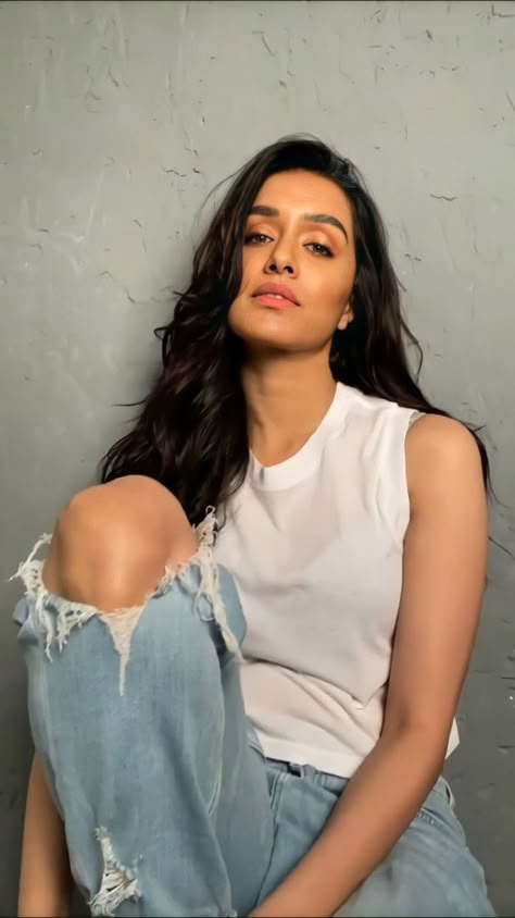 Bollywood Glamour, Mass Appeal, Neat Casual Outfits, Shraddha Kapoor Cute, Shraddha Kapoor, A Celebrity, Indian Actress Hot Pics, Cute Summer Outfits, Fashion Girl