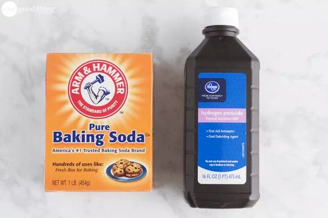 Tackle Hard Water Stains And Baked On Grease With 2 Simple Ingredients Cleaning Cookie Sheets, Baking Soda Hydrogen Peroxide, Miracle Cleaner, Cleaning Baking Sheets, Soda Brands, Cleaning Tips Tricks, Baking Soda Uses, Homemade Cleaners, Grease Stains