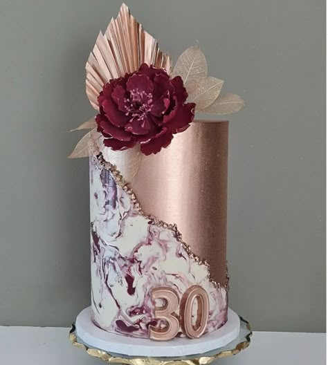 Bronze Birthday Cake, Contemporary Cakes Designs, Burgandy Cake Design, Burgundy And Pink Cake, Mauve Birthday Cake, Burgundy Cake Ideas, Women Birthday Cake Ideas, Fan Cake Design, 30th Birthday Cake For Women Elegant