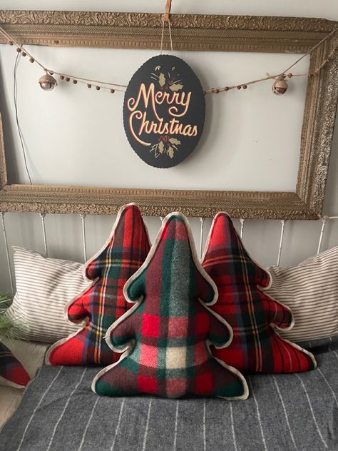 Vintage Christmas Sewing Projects, Christmas Pillows To Make Handmade Gifts, Home Made Christmas Pillows, Christmas Tree Pillows To Make, Diy Christmas Pillows No Sew, Diy Christmas Tree Pillow, Easy Sewing Projects Christmas, Christmas Tree Pillows Diy, Quilted Christmas Pillow