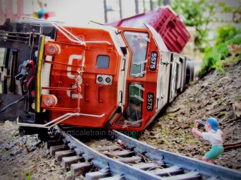 Lgb Trains, Garden Train, Train Garden, Train Derailment, Train Info, Garden Trains, Model Train Table, Train Crash, Model Training