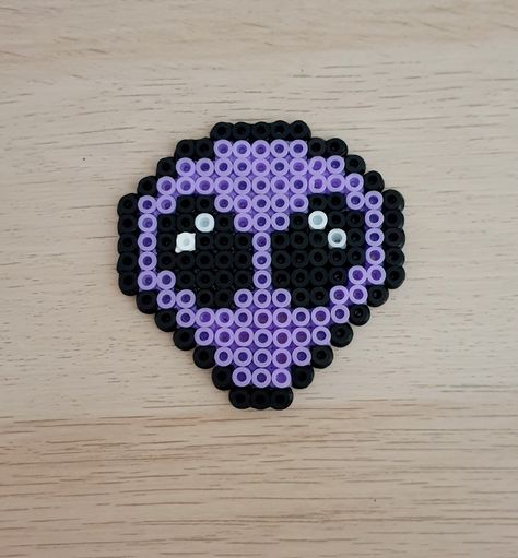 Alien Perler Bead Patterns, Purple Perler Bead Patterns, Hamma Beads Ideas Easy, Alien Perler Beads, Pyssla Ideas Aesthetic, Alien Pixel Art, Fuse Beads Ideas Cute, Aesthetic Perler Beads, Hama Beads Aesthetic