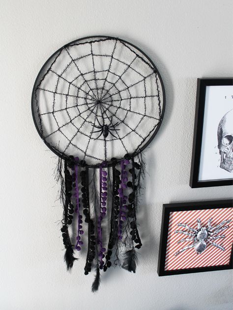 Spiderweb Dreamcatcher, Diy Spiderweb, Jack Skellington Halloween Costume, Halloween Dream Catcher, Pond Party, Halloween Gallery Wall, Dream Catcher Tutorial, Dream Catcher Patterns, Dream Catcher Craft