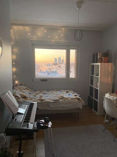 Bedroom With Piano Aesthetic, Bedroom With Keyboard, Bedroom With Keyboard Piano, Piano In Bedroom Ideas, Bedroom With Piano, Pinterest Room, Rearranging Furniture, Cool Room Decor, Bedroom Layouts