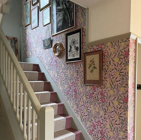 1930s Hallway Decor, Cottage Stairs And Landing, Ariel Bissett House, Hallway Ideas Wallpaper, Hallway Wallpaper Ideas Stairways, Wallpapered Stairwell, Wallpaper Hallway Stairs, Wallpaper Stairwell, Colourful Hallway