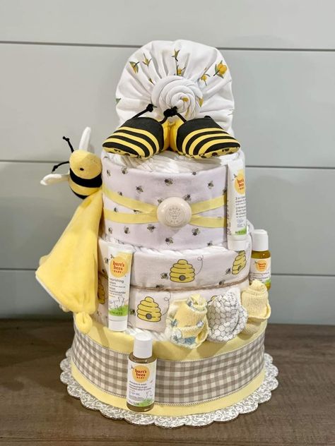 Beehive Diaper Cake, Bee Diaper Cake, Parents To Bee, Unique Diaper Cakes, Diy Diaper Cake, Honey Bee Baby Shower, Gender Reveal Party Theme, Diaper Cake Boy, Dyi Gifts