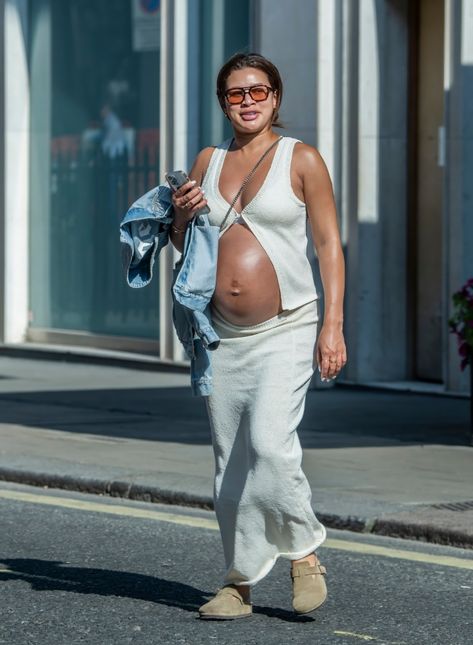 LOVE Island star Montana Brown showed off her growing baby bump as she stepped out with just days until she gives birth. Montana, 27, bared her stomach in an unbuttoned cream cardigan, which she teamed up with a matching maxi skirt. She strolled through London in a pair of tan suede shoes and carried a […] Montana Brown, Cream Cardigan, Love Island, Baby Bump, Baby Bumps, Tan Suede, First Baby, Suede Shoes, Bump