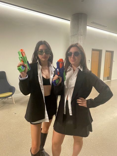 Cia Halloween Costume, Halloween Costume Secret Agent, Super Spy Costume, Halloween Costumes Fbi Agent, Mib Group Costume, Spy Group Costume, Fbi Costume Woman, Women In Black Halloween Costume, Mafia Party Outfit