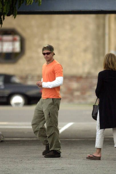 Brad Pitt 90s Style, 90s Outfit Men Street Style, Brad Pitt 2000s, Brad Pitt Outfit, Brad Pitt Fashion, 2000 Fashion Men, Brad Pitt 90s, Brad Pitt Style, 2000s Men