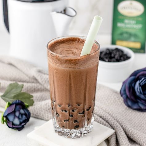 Chocolate Milk Tea Chocolate Bubble Tea Recipe, Chocolate Boba Tea, Chocolate Bubble Tea, Chocolate Boba, Chocolate Milk Tea, Frozen Fruit Drinks, Cookies And Cream Milkshake, Bubble Tea Recipe, Hot Chocolate Milk