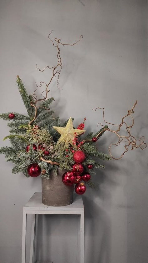 Xmas Floral Arrangements, Xmas Flower Arrangements, Flower Arrangements Winter, Christmas Flower Arrangements Ideas, Flower Garden Aesthetic, Flower Arrangements Ideas, Winter Flower Arrangements, Winter Floral Arrangements, Christmas Bouquet