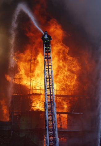 S.F. firefighters battle a five-alarm inferno at a six-story apartment building under c0nstruction in the Mission Bay neighborhood. Crews were able to save other structures nearby. Photo: Michael Macor, The Chronicle Building Under Construction, Large Apartment, American Firefighter, Firefighter Art, Firefighter Paramedic, Firefighter Pictures, Fire Life, Cancun Resorts, Mission Bay