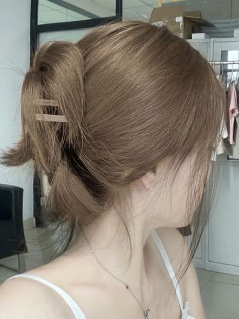 Korean ash brown hair color: light brown Ash Brown Hairstyles, Natural Colour Hair Dye Ideas, Hair Color Ideas For Light Brown Skin, Ash Golden Brown Hair, Ash Red Hair Color, Ash Brown Hair Asian, Brown Hair Color Korean, Light Brown Korean Hair, Brown Ash Hair