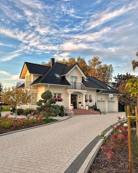 Gorgeous Houses 🏡 (@gorgeous_houses_) • Instagram photos and videos American House Exterior, Dream House Aesthetic, Gorgeous Houses, American Houses, Dream Life House, American House, Casa Exterior, Dream House Rooms, Cute House