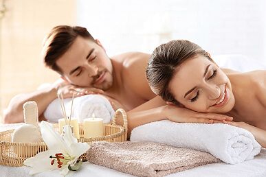 Couples massage Couples Massage Room Ideas, Couple Massage Spa, Spa Massage Room, Facial Pictures, Couples Spa, Foot Reflexology Massage, Day Spas, Shoulder Massage, Massage Center