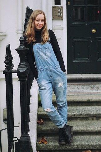 Overall Outfit Winter, Roadtrip Outfits, Outfits Mujeres, Doc Martens Outfits, Dr Martens Outfit, Linen Overalls, Black Boots Outfit, Doc Martens Outfit, Blue Overalls