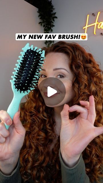 Hannah 🦁 | Wavy Curly Haircare on Instagram: "ad Finally got my hands on the viral @bouncecurl styling brush!👀 I had high expectations for this brush and it really didn’t disappoint! ✅ Vegan boar bristles ✅ Creates good tension to define curls ✅ Brush edge separates curl clumps ✅ Pointed handle to section/create parting To define your curls: ➡️ Position the brush on a section of hair ➡️ Tilt the brush away from you ➡️ Gently place your hand on your hair/the brush to create tension and glide (like scissors on ribbon) ➡️ Shake to separate curl clumps (optional but I like to do this with this brush) ‼️When applying thinner consistency gels like this one, I can brush style AFTER, but if using a thicker gel, I brush style applying curl cream and BEFORE applying gel. ✨Products used✨ {H How To Curl Your Hair With A Comb, Curly Brush Styling, Brushes For Curly Hair Best, How To Brush Out Curls, Hair Brush Curl Hack, Curly Hair Brushes, Curly Brush, Brushes For Curly Hair, Hair Brush For Curly Hair