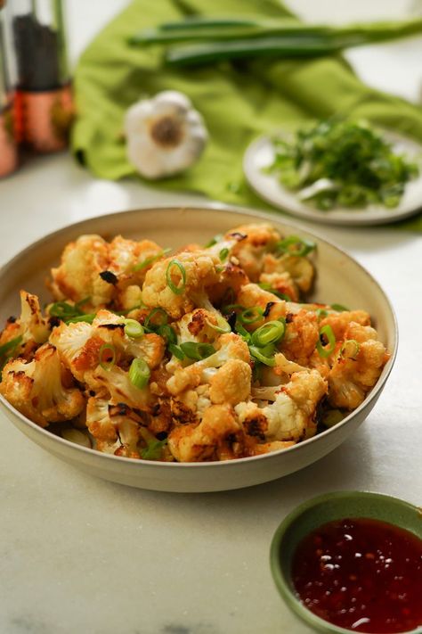 Roasted Miso-Garlic Cauliflower Bites Is the Only Cauliflower Recipe That Matters Miso Cauliflower, Sides Veggies, Asian Sides, Vegetable Ideas, Garlic Cauliflower, Cauliflower Dishes, Roasted Vegetable Recipes, Cauliflower Recipe, White Miso